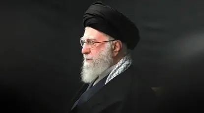 اقامه نماز بر پیکر امام شهید در حرم مطهر امیرالمومنین (ع) + ببینید 