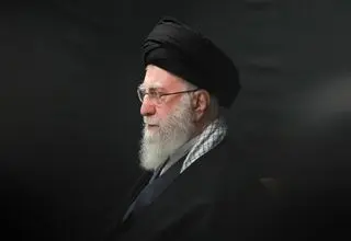 اقامه نماز بر پیکر امام شهید در حرم مطهر امیرالمومنین (ع) + ببینید 