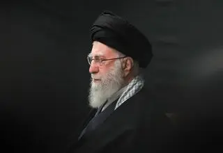 اقامه نماز بر پیکر امام شهید در حرم مطهر امیرالمومنین (ع) + ببینید 