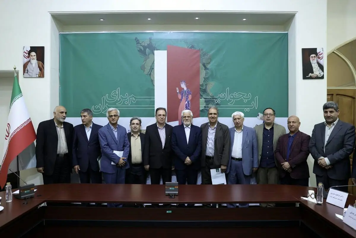 عارف: کتاب کاغذی حذفشدنی نیست، دولت حامی ناشران است