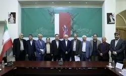 عارف: کتاب کاغذی حذف‌شدنی نیست، دولت حامی ناشران است
