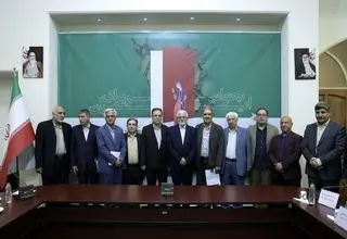 عارف: کتاب کاغذی حذف‌شدنی نیست، دولت حامی ناشران است
