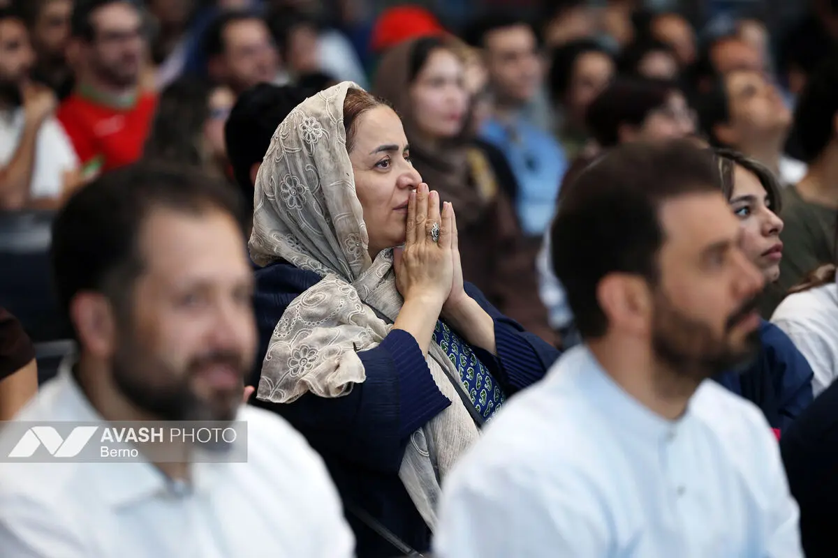 تماشای دیدار فوتبال ایران و مصر در باغ کتاب
