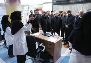 بازدید عارف از مراکز اسکان و درمان زائران مراسم تشییع رهبر شهید