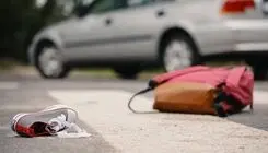 سقوط ترسناک کودک از خودروی شاسی‌بلند درحال حرکت