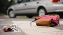 نجات میلی متری یک عابر پیاده هنگام ورود خودرو به یک مغازه