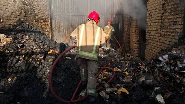 مصدومیت یک آتشنشان طی آتشسوزی گسترده در مجتمع کارگاهی اسلامشهر