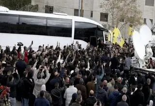 اولین اتوبوس اسرای آزاد شده فلسطینی وارد غزه شد 