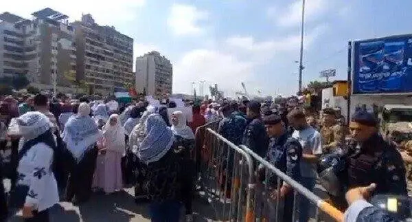 تجمع اعتراضی مقابل سفارت مصر در بیروت با درخواست بازگشایی گذرگاه رفح