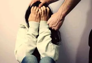 زن جوان: شوهرم من را می‌زند و می‌گوید باید آدم شوی!