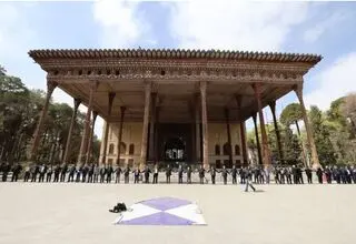 حلقه حفاظت انسانی از چهلستون