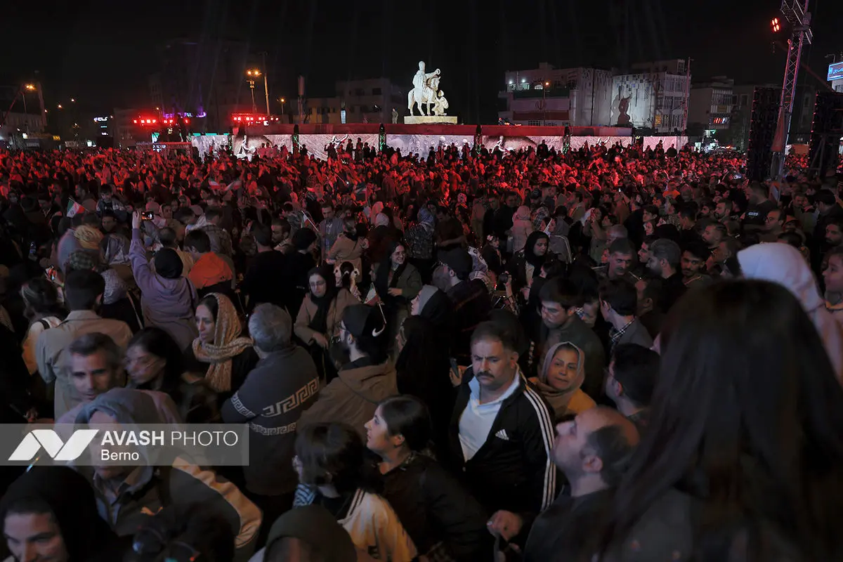 رونمایی از مجسمه «زانو زنندگان برابر ایران»