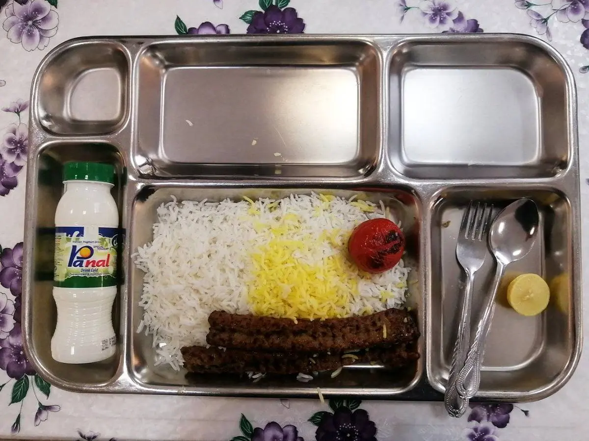جولان «کرم» در غذای سلف دانشگاه علوم پزشکی!