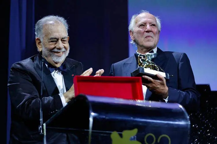 «فرانسیس فورد کاپولا» جایزه شیر طلایی ونیز را به «ورنر هرتزوگ» اهدا کرد