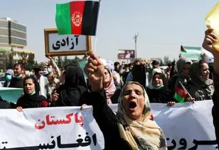 هرات در برابر طالبان و نبرد بر سر حق زندگی زنان / گلوله طالب‌ها در برابر حق تحصیل و کار و آزادی