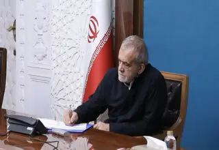 پیام تسلیت رئیس‌جمهور به مناسبت درگذشت مادر سه شهید دیانتی
     