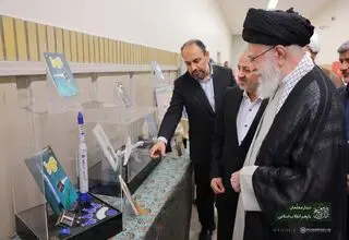 بازدید رهبر انقلاب از نمایشگاه «همه با هم برای ایران برای مدرسه»