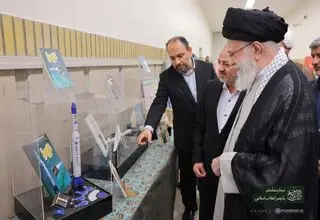 بازدید رهبر انقلاب از نمایشگاه «همه با هم برای ایران برای مدرسه»