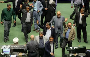 نمایندگان به قانون ارائه گواهینامه موتورسیکلت به زنان رأی مثبت می‌دهند؟