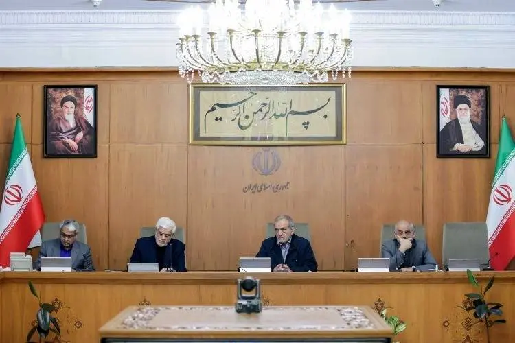 پزشکیان: دستگاهها با توجه به وضعیت کارکنان،حقوق و پاداش پرداخت کنند