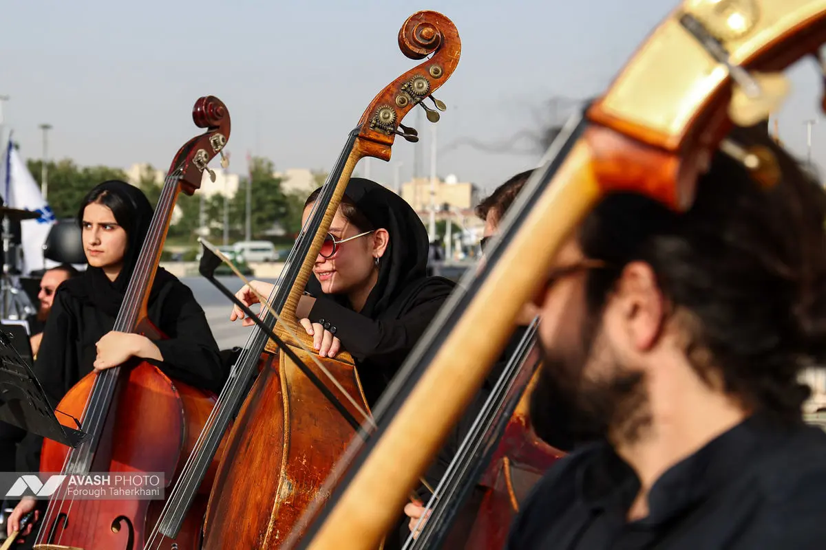 اجرای ارکستر سمفونیک تهران در میدان آزادی