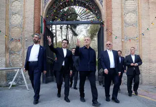  بازدید سرزده رئیس جمهور از بخش های آسیب از جنگ مجموعه سعدآباد