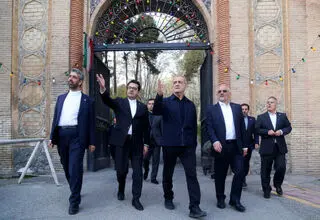  بازدید سرزده رئیس جمهور از بخش های آسیب از جنگ مجموعه سعدآباد