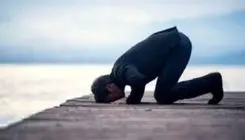 آیا سجده زیارت عاشورا بر روی دست صحیح است؟