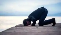 آیا سجده زیارت عاشورا بر روی دست صحیح است؟