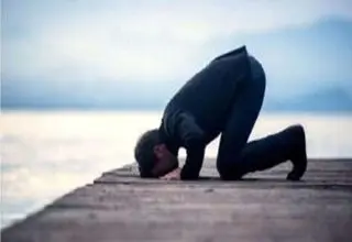 آیا سجده زیارت عاشورا بر روی دست صحیح است؟