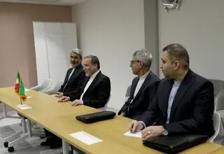 تأکید عراقچی بر همکاری‌های بین‌المللی در دیدار با وزیر امور خارجه کوبا