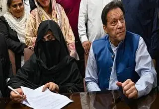 چرا عمران خان و همسرش به ۱۷ سال زندان محکوم شدند؟