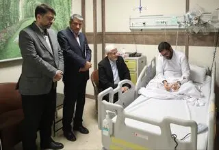 تصاویر دردناک از سقاب اصفهانی در سوگ درگذشت همسر و دخترش 
