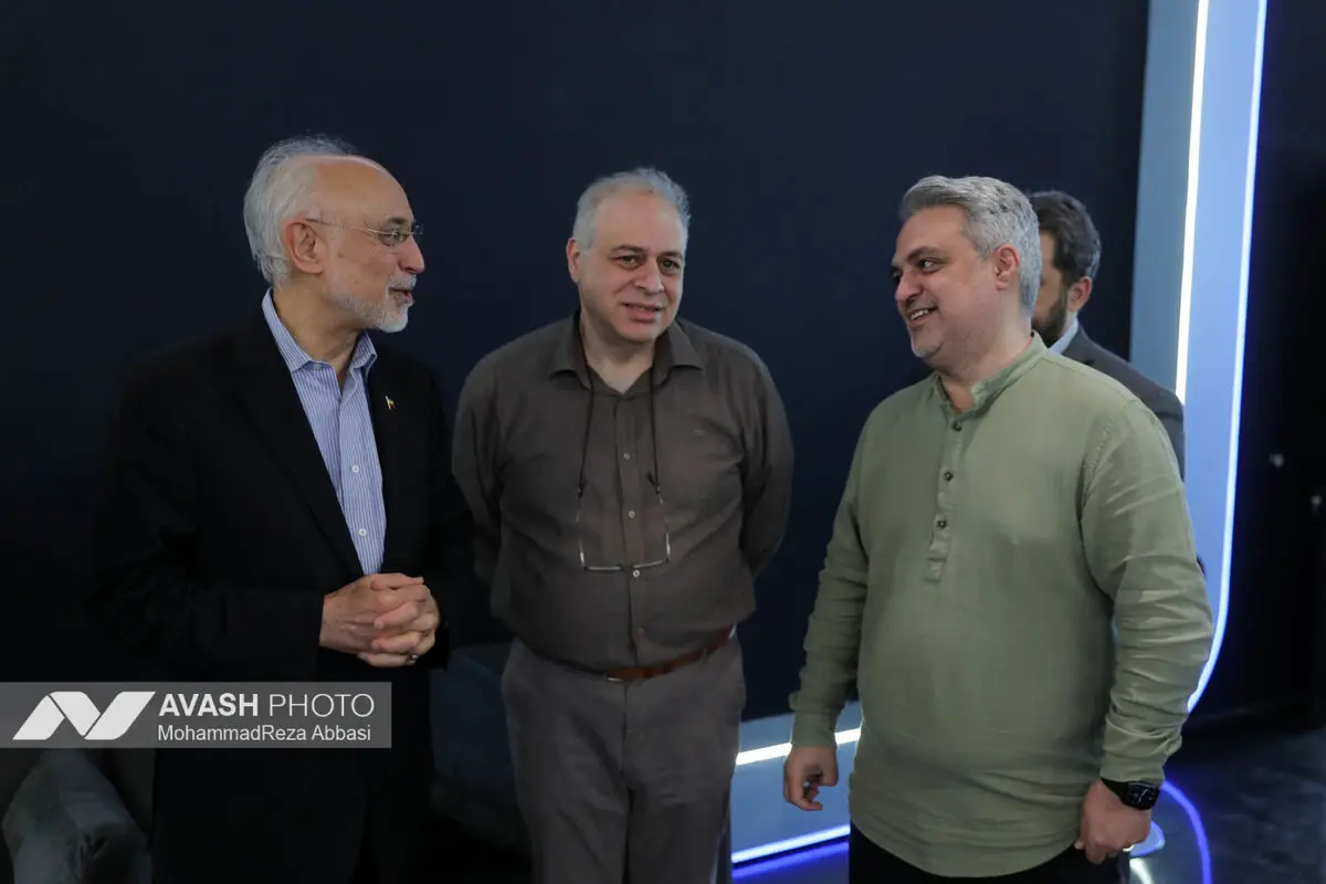 بازدید علی اکبر صالحی از تحریریه خبرگزاری آوش