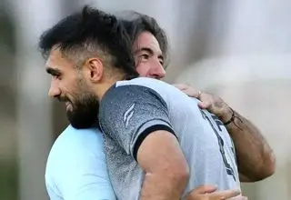 آقاسی با کاور بازیکنان اصلی استقلال+عکس