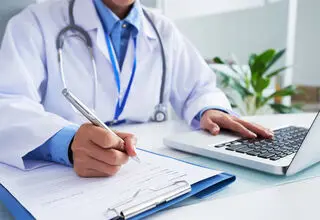 رئیس نظام پزشکی خواستار ابلاغ به‌موقع تعرفه‌های درمانی 1405 شد