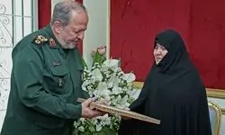 اهدای لوح سپاس رئیس‌جمهوری به همسر شهید شمخانی