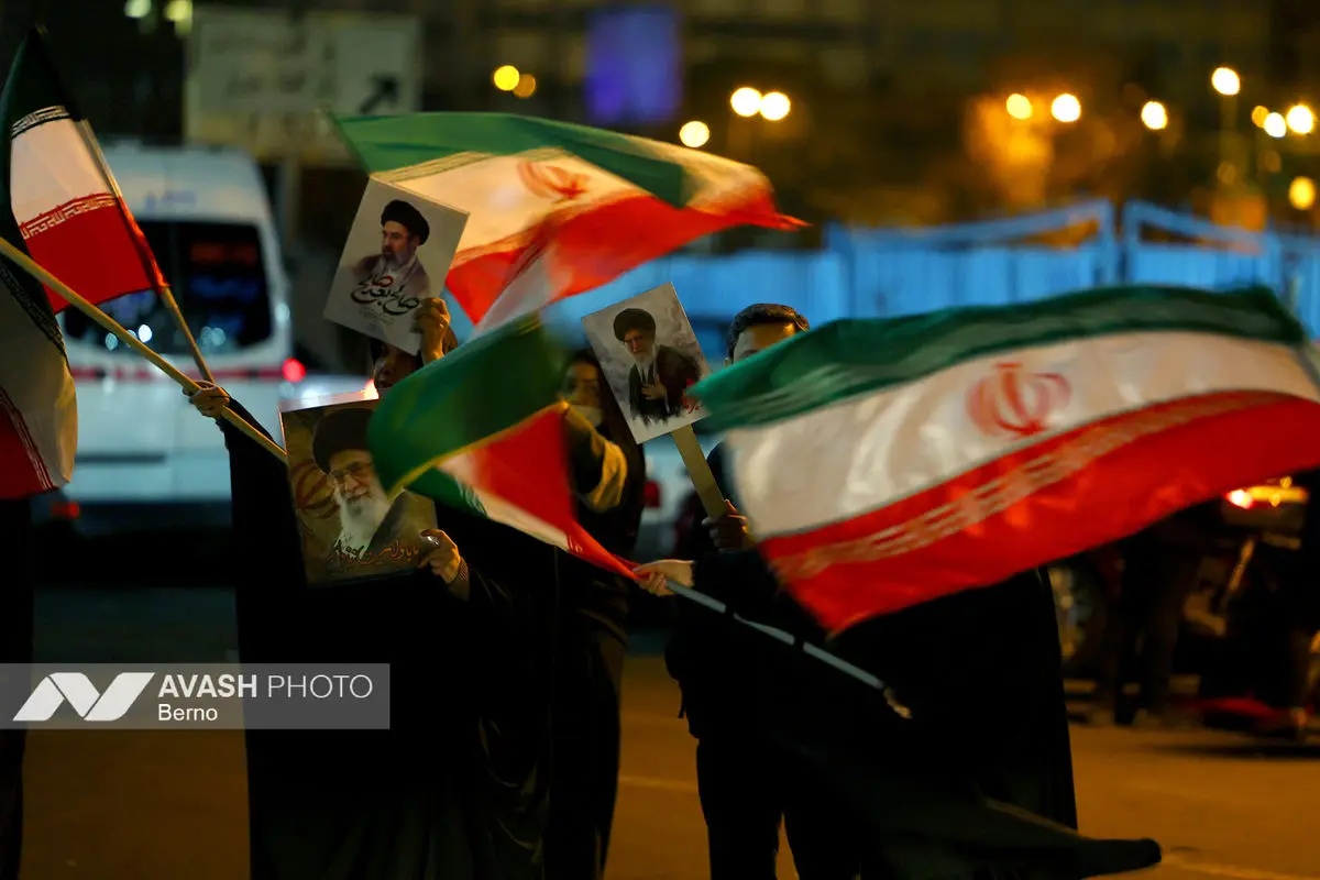 تجمع شبانه مردم در حمایت از مدافعان وطن