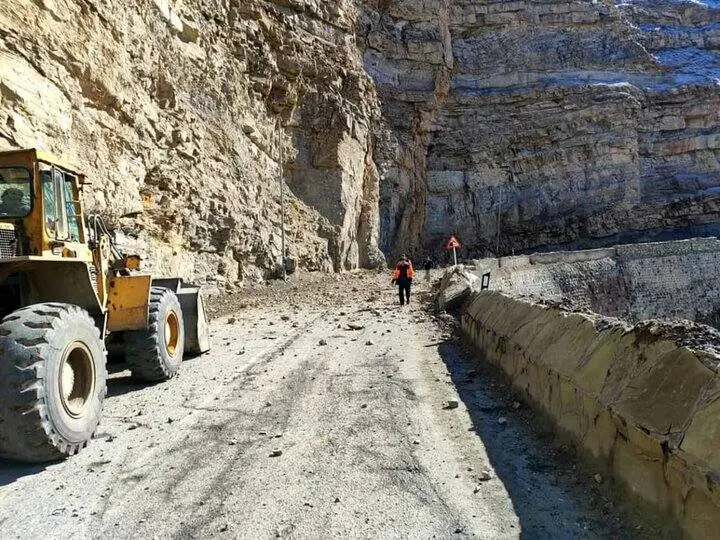 رهاسازی سنگهای معلق در جاده کندوان