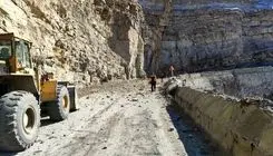 رهاسازی سنگ‌های معلق در جاده کندوان