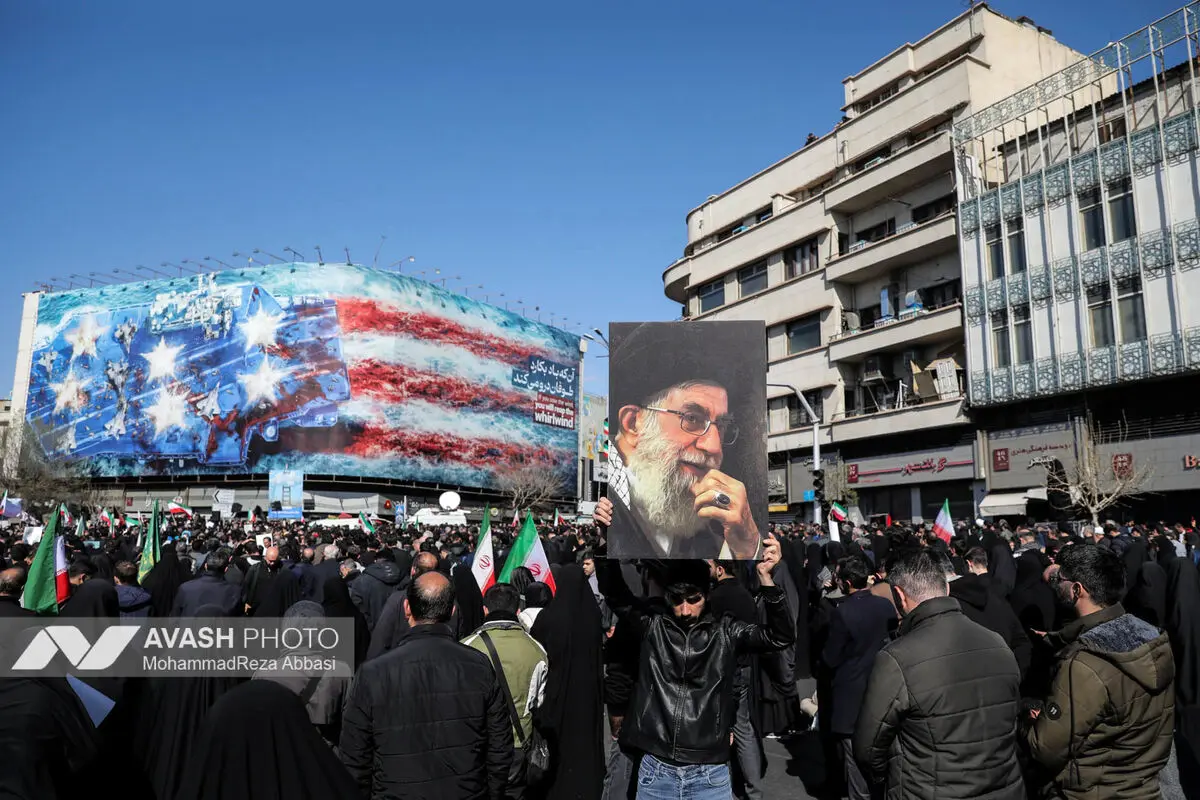 تجمع سوگواران رهبر شهید انقلاب در میدان انقلاب تهران