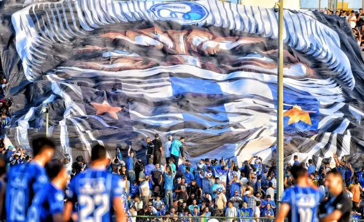 استقلالی‌ها داوری را به آتش کشیدند