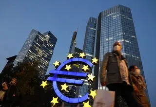 بانک مرکزی اروپا برای اولین بار در ۶ سال اخیر، نرخ بهره را پایین آورد