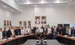 اهدای یک دستگاه لپ‌تاپ به ملی‌پوشان و کادر فنی تیم‌های ملی کشتی