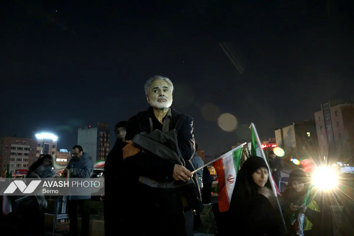 تجمع شبانه مردم در حمایت از مدافعان وطن