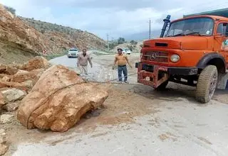 جاده خوی- رازی بعلت ریزش کوه مسدود شد