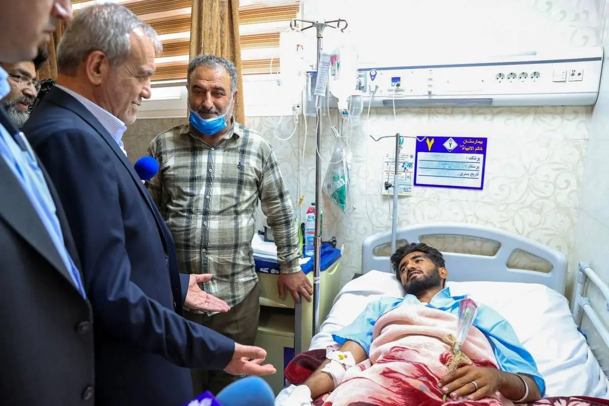 بازدید رئیس‌جمهور از مجروحان حادثه بندرعباس در بیمارستان
